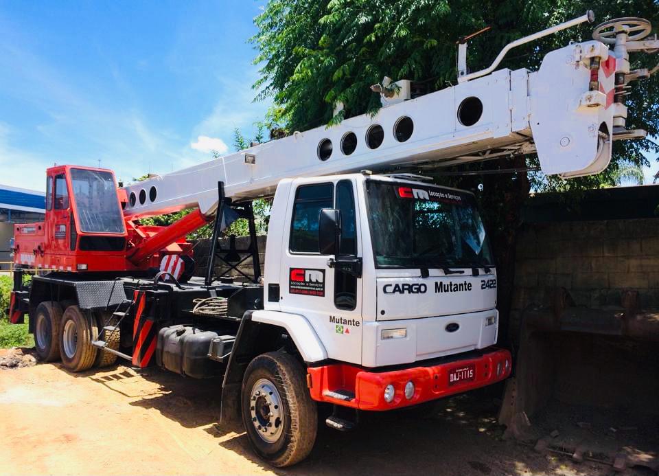Caminhão com guindaste ADM Rental para locação mensal em operações industriais