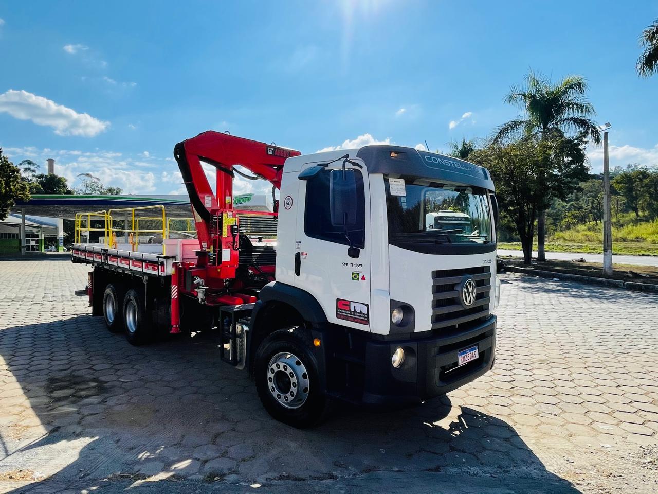 Locação mensal de caminhão com cesto aéreo para manutenção e serviços em altura