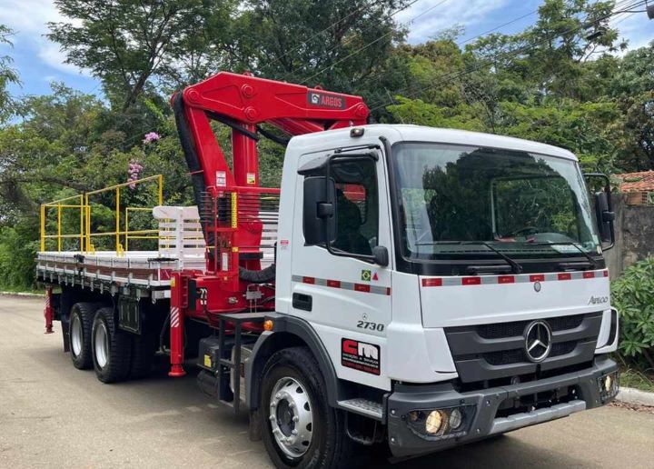 Locação mensal de caminhão com guindaste para carga, descarga e içamento